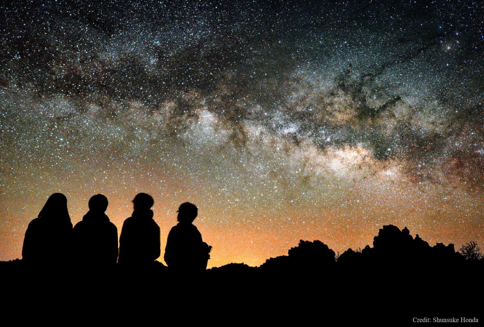 テイデ天文台で星空を見上げる若手研究者と学生